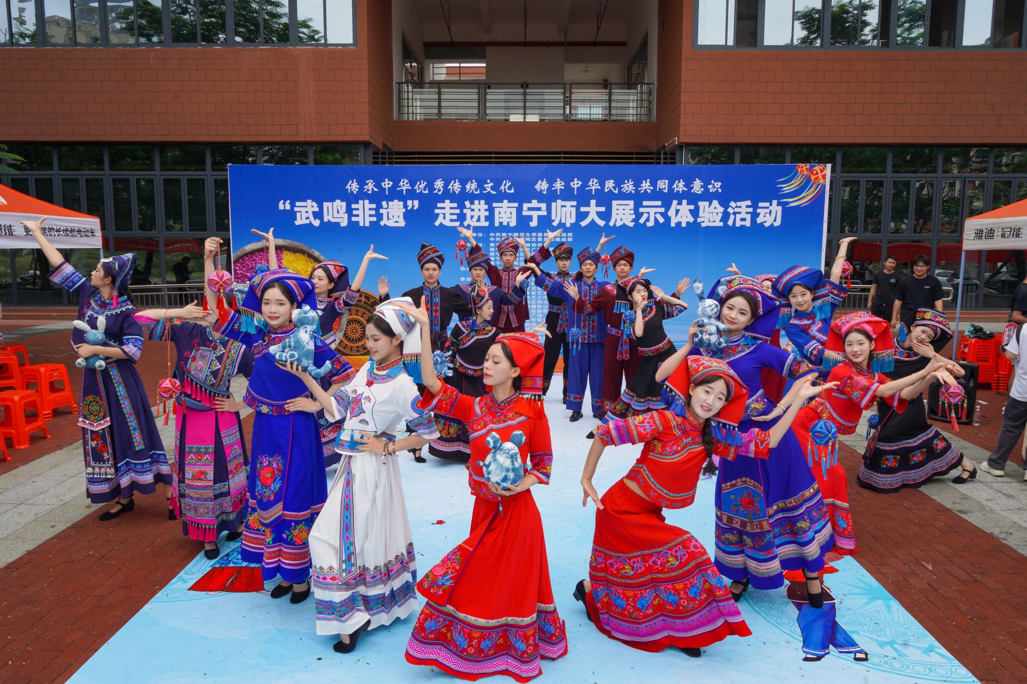 英国上市公司365与武鸣区联合开展“非遗”进校园展...