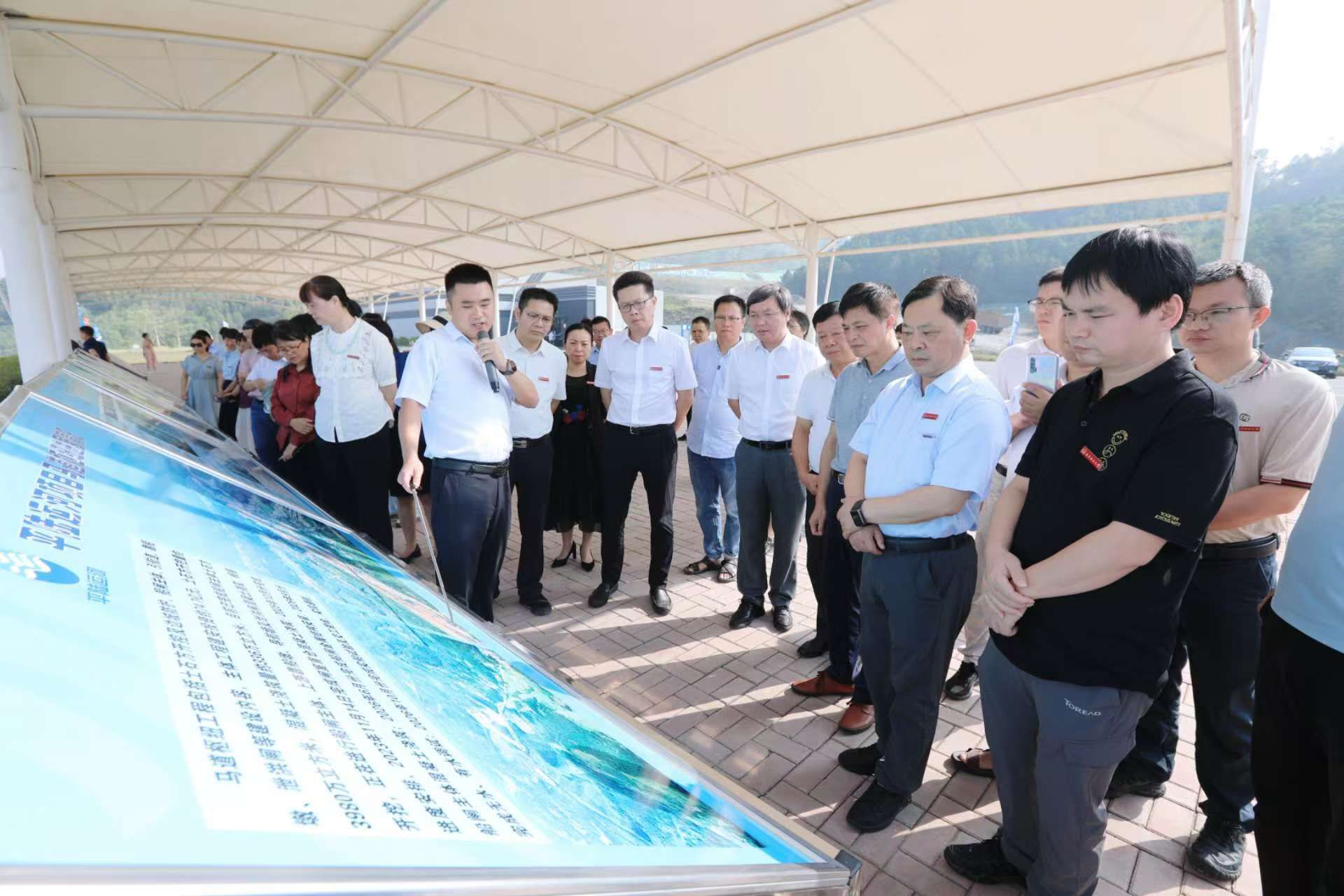 英国上市公司365开展学校党员领导干部与党外知识分...